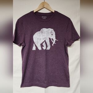 Banana Republic T-shirt with Elephant on Front Size Small